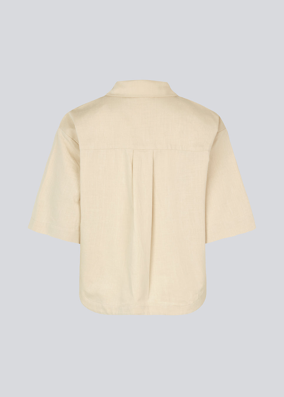 Kort, oversized skjorte i beige i bomuld. CydneyMD ss shirt har krave, knaplukning fortil og afrundede kanter forneden. Lav skuldersøm og korte ærmer. Modellen er 175 cm og har en størrelse S/36 på.