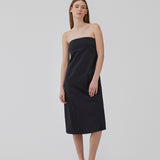 Stropløs kjole i A-form med midi længde. CydneyMD tube dress er designet i bomuld med silikonebånd foroven og skjult lynlås i siden. Modellen er 175 cm og har en størrelse S/36 på.