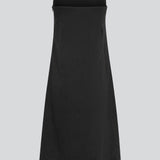 Stropløs kjole i A-form med midi længde. CydneyMD tube dress er designet i bomuld med silikonebånd foroven og skjult lynlås i siden. Modellen er 175 cm og har en størrelse S/36 på.