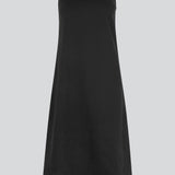 Stropløs kjole i A-form med midi længde. CydneyMD tube dress er designet i bomuld med silikonebånd foroven og skjult lynlås i siden. Modellen er 175 cm og har en størrelse S/36 på.