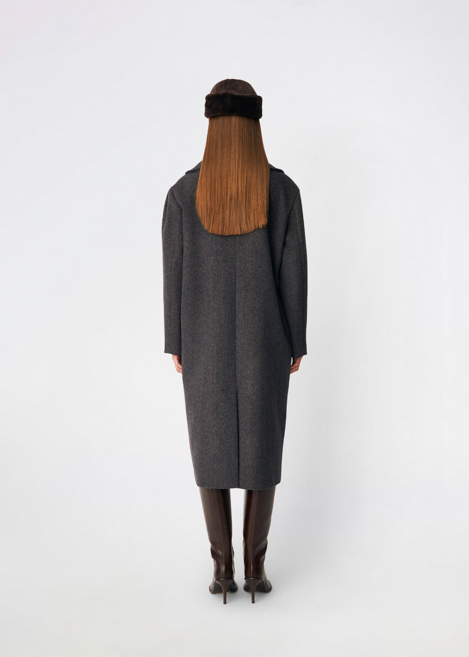 Cyllemd Coat er en lang, oversized frakke med et tidløst og minimalistisk udtryk. Frakken er designet med brede revers, skjult knaplukning og diskrete paspolerede lommer, som giver et rent og sofistikeret look. Den afslappede silhuet gør den nem at style over både skræddersyede outfits og afslappede hverdagslooks, mens den bløde uldblanding sikrer komfort gennem hele sæsonen.