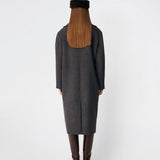 Cyllemd Coat er en lang, oversized frakke med et tidløst og minimalistisk udtryk. Frakken er designet med brede revers, skjult knaplukning og diskrete paspolerede lommer, som giver et rent og sofistikeret look. Den afslappede silhuet gør den nem at style over både skræddersyede outfits og afslappede hverdagslooks, mens den bløde uldblanding sikrer komfort gennem hele sæsonen.