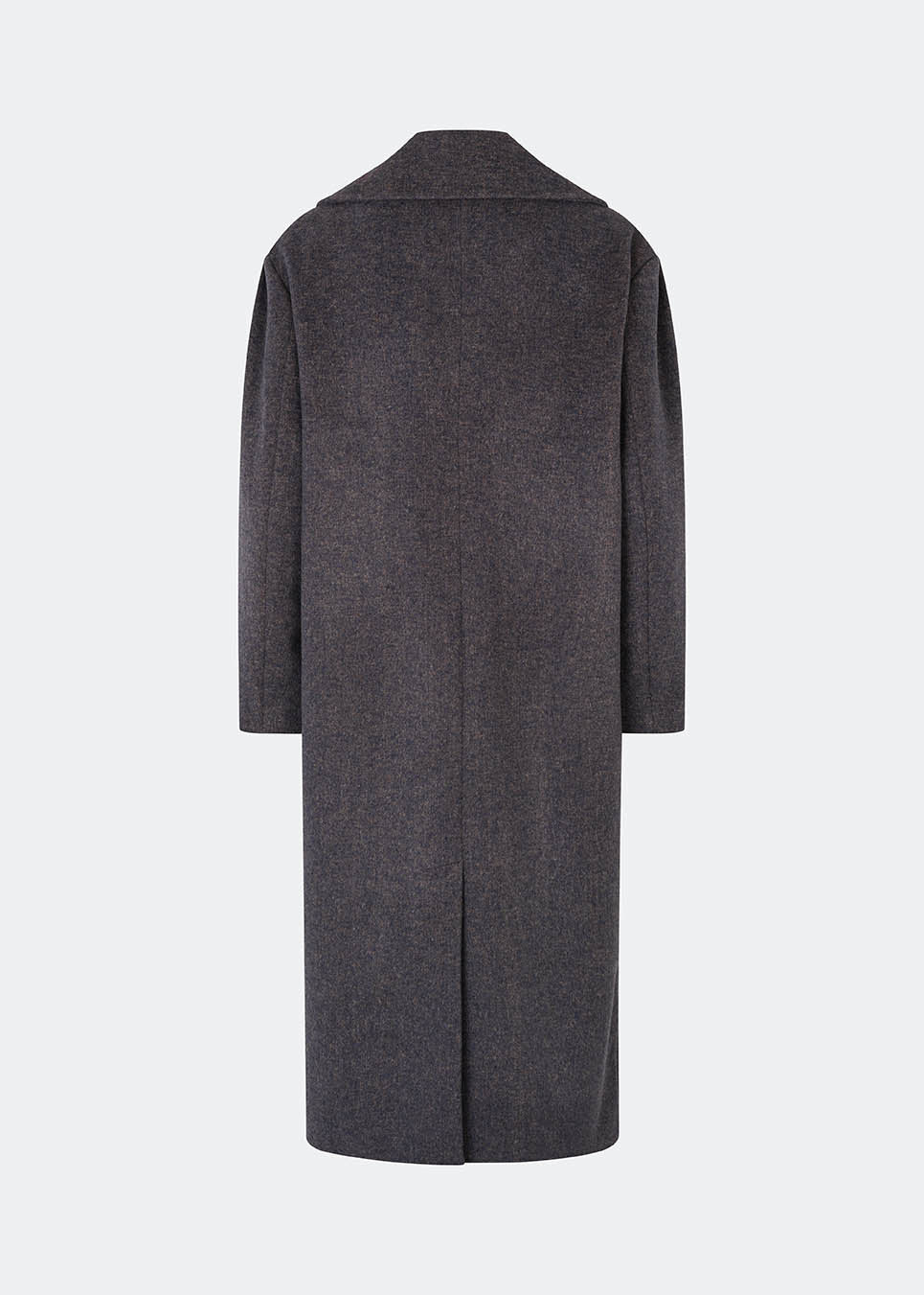 Cyllemd Coat er en lang, oversized frakke med et tidløst og minimalistisk udtryk. Frakken er designet med brede revers, skjult knaplukning og diskrete paspolerede lommer, som giver et rent og sofistikeret look. Den afslappede silhuet gør den nem at style over både skræddersyede outfits og afslappede hverdagslooks, mens den bløde uldblanding sikrer komfort gennem hele sæsonen.