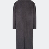 Cyllemd Coat er en lang, oversized frakke med et tidløst og minimalistisk udtryk. Frakken er designet med brede revers, skjult knaplukning og diskrete paspolerede lommer, som giver et rent og sofistikeret look. Den afslappede silhuet gør den nem at style over både skræddersyede outfits og afslappede hverdagslooks, mens den bløde uldblanding sikrer komfort gennem hele sæsonen.