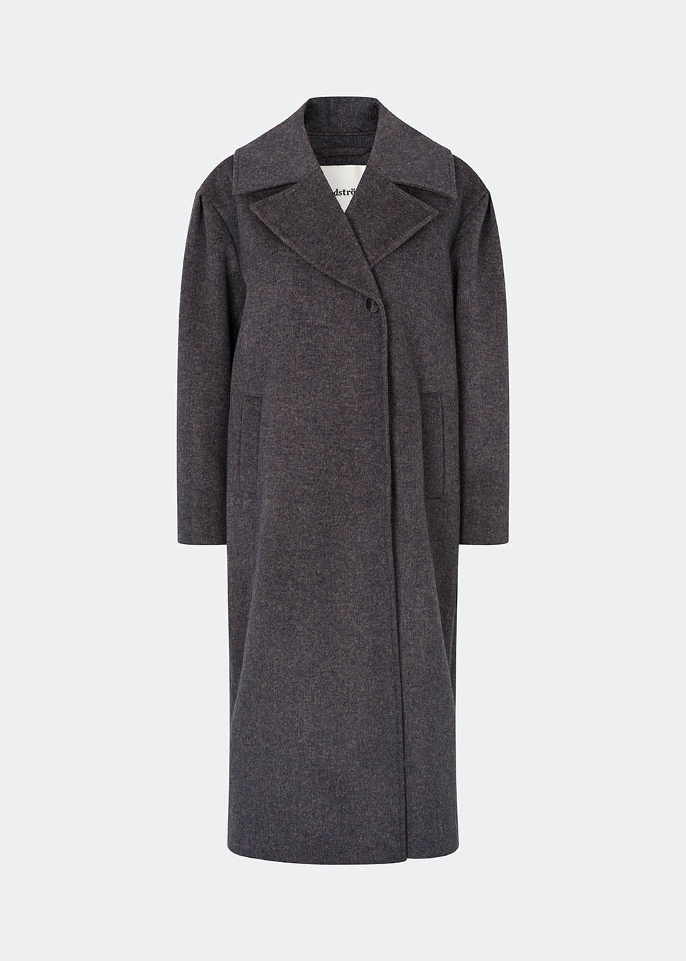 Cyllemd Coat er en lang, oversized frakke med et tidløst og minimalistisk udtryk. Frakken er designet med brede revers, skjult knaplukning og diskrete paspolerede lommer, som giver et rent og sofistikeret look. Den afslappede silhuet gør den nem at style over både skræddersyede outfits og afslappede hverdagslooks, mens den bløde uldblanding sikrer komfort gennem hele sæsonen.