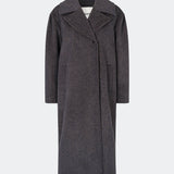 Cyllemd Coat er en lang, oversized frakke med et tidløst og minimalistisk udtryk. Frakken er designet med brede revers, skjult knaplukning og diskrete paspolerede lommer, som giver et rent og sofistikeret look. Den afslappede silhuet gør den nem at style over både skræddersyede outfits og afslappede hverdagslooks, mens den bløde uldblanding sikrer komfort gennem hele sæsonen.
