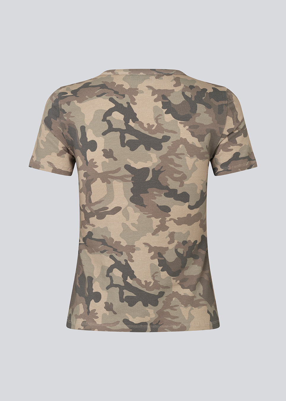 Tætsiddende basic t-shirt i cool camouflageprint. DaeMD Print T-Shirt er designet med rund hals, korte ærmer og elastik, der giver et kropsnært fit. En moderne og sporty t-shirt, perfekt til hverdags- og casual looks.
 