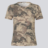 Tætsiddende basic t-shirt i cool camouflageprint. DaeMD Print T-Shirt er designet med rund hals, korte ærmer og elastik, der giver et kropsnært fit. En moderne og sporty t-shirt, perfekt til hverdags- og casual looks.