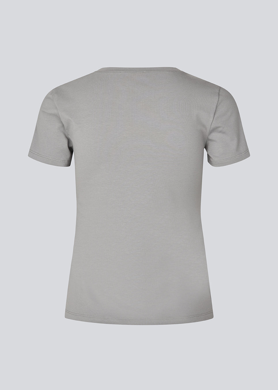 Tætsiddende basic top med høj og lige udskæring i halsen i grå. DaeMD top er fremstillet i en ribstrikket økologisk bomuld. Modellen er 177 cm og har en størrelse S/36 på.