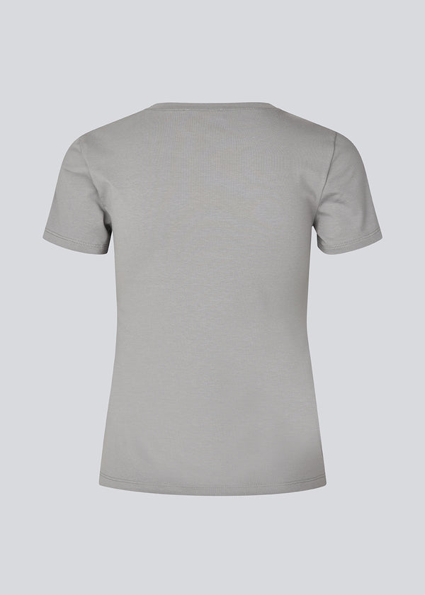 Tætsiddende basic top med høj og lige udskæring i halsen i grå. DaeMD top er fremstillet i en ribstrikket økologisk bomuld. Modellen er 177 cm og har en størrelse S/36 på.
