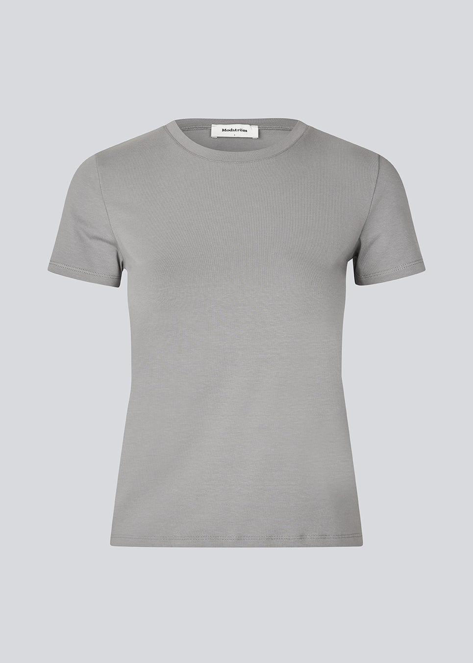 Tætsiddende basic top med høj og lige udskæring i halsen i grå. DaeMD top er fremstillet i en ribstrikket økologisk bomuld. Modellen er 177 cm og har en størrelse S/36 på.