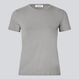 Tætsiddende basic top med høj og lige udskæring i halsen i grå. DaeMD top er fremstillet i en ribstrikket økologisk bomuld. Modellen er 177 cm og har en størrelse S/36 på.