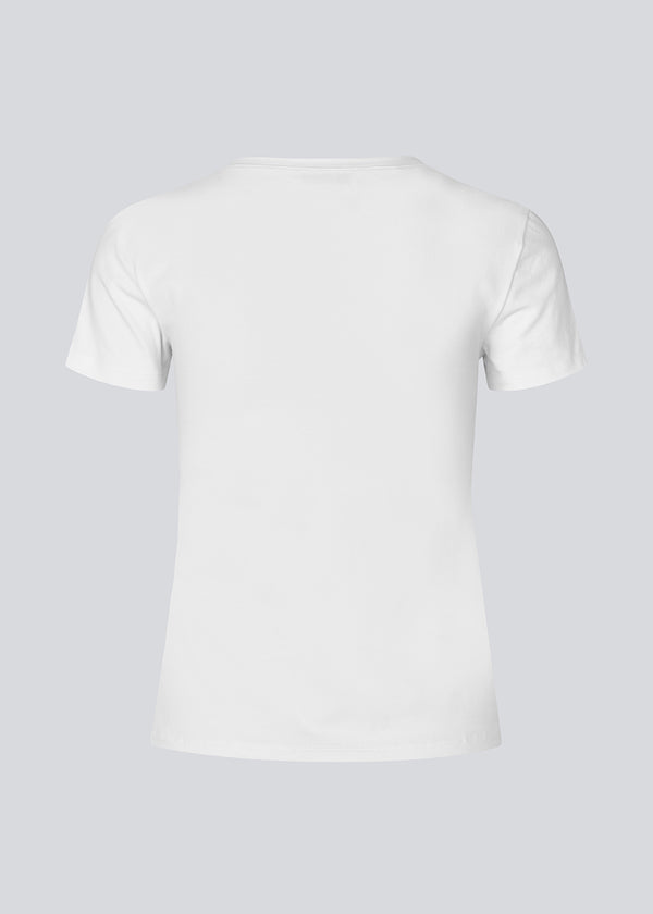 Tætsiddende basic t-shirt top i hvid med høj og lige udskæring i halsen. DaeMD top er fremstillet i en ribstrikket økologisk bomuld.&nbsp;