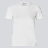 Tætsiddende basic t-shirt top i hvid med høj og lige udskæring i halsen. DaeMD top er fremstillet i en ribstrikket økologisk bomuld.&nbsp;