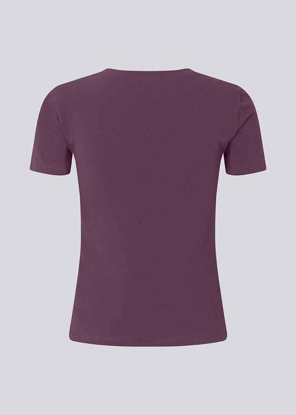 Lilla tætsiddende basic t-shirt med rund hals og korte ærmer.