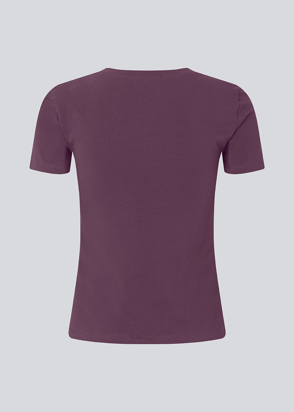 Lilla tætsiddende basic t-shirt med rund hals og korte ærmer.