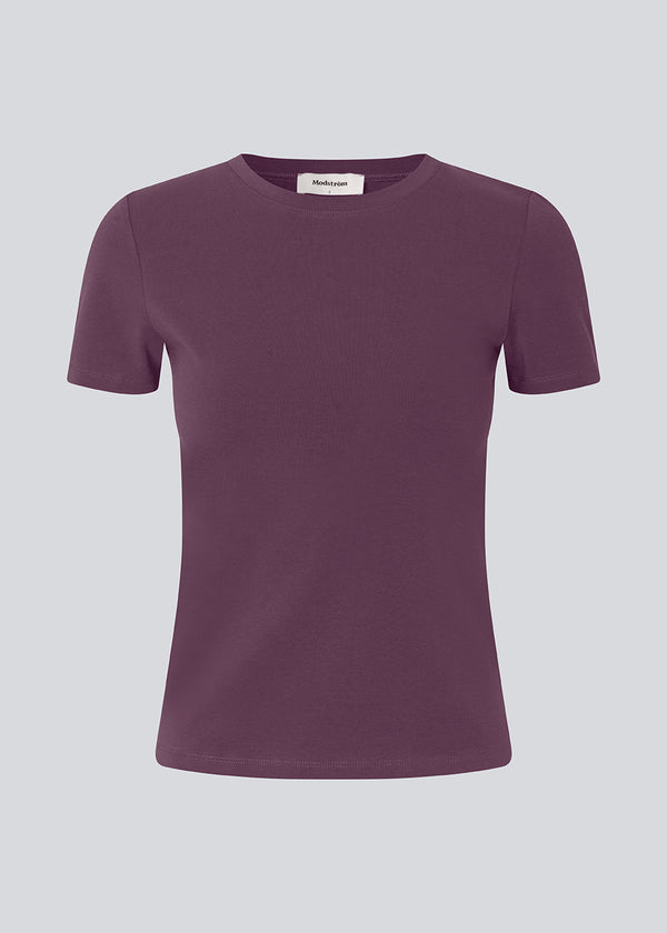 Lilla tætsiddende basic t-shirt med rund hals og korte ærmer.