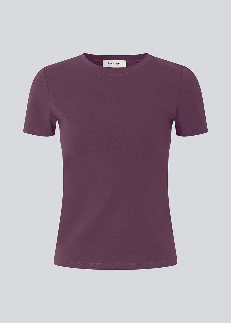 Lilla tætsiddende basic t-shirt med rund hals og korte ærmer.