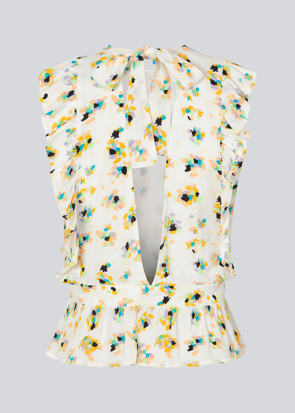 Ærmeløs top i farven Flower Sparkles med høj hals og let peplum-effekt. DafneMD print top har flæsedetaljer ned over skuldrene og forneden, samt åbning i ryggen med bindebånd. Modellen er 177 cm og har en størrelse S/36 på.