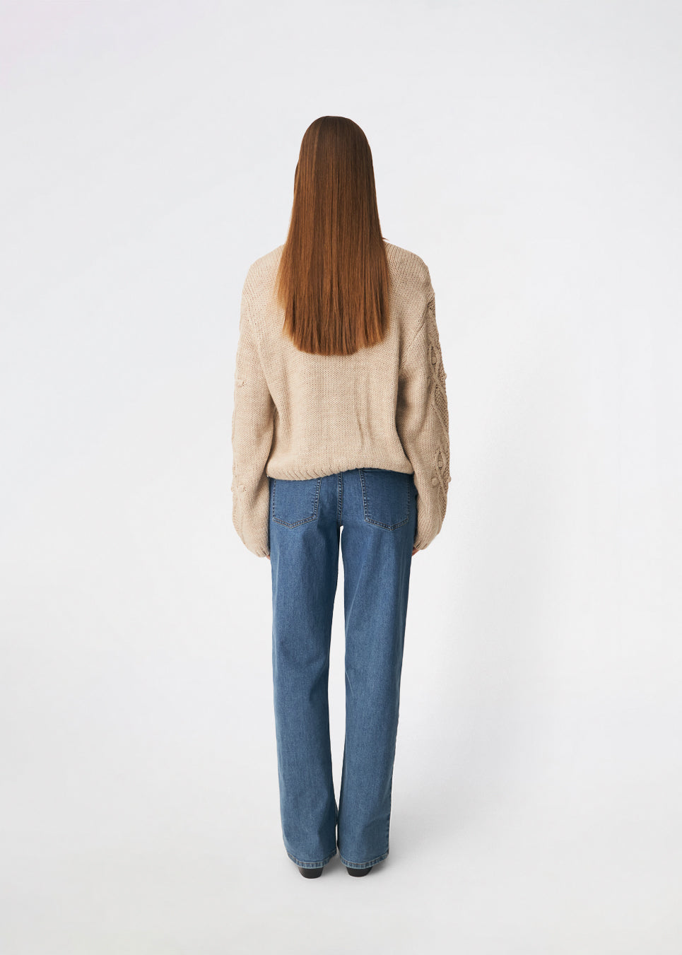 DahliaMD Cardigan er en kort cardigan med løs pasform og rund hals. Designet har gennemgående knaplukning, lange ærmer og dekorative strikdetaljer foran og langs ærmerne. Style den med jeans eller klassiske bukser til et afslappet hverdagslook. Modellen er 175 cm høj og bruger størrelse S/36.