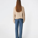 DahliaMD Cardigan er en kort cardigan med løs pasform og rund hals. Designet har gennemgående knaplukning, lange ærmer og dekorative strikdetaljer foran og langs ærmerne. Style den med jeans eller klassiske bukser til et afslappet hverdagslook. Modellen er 175 cm høj og bruger størrelse S/36.