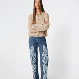 DahliaMD Cardigan er en kort cardigan med løs pasform og rund hals. Designet har gennemgående knaplukning, lange ærmer og dekorative strikdetaljer foran og langs ærmerne. Style den med jeans eller klassiske bukser til et afslappet hverdagslook. Modellen er 175 cm høj og bruger størrelse S/36.