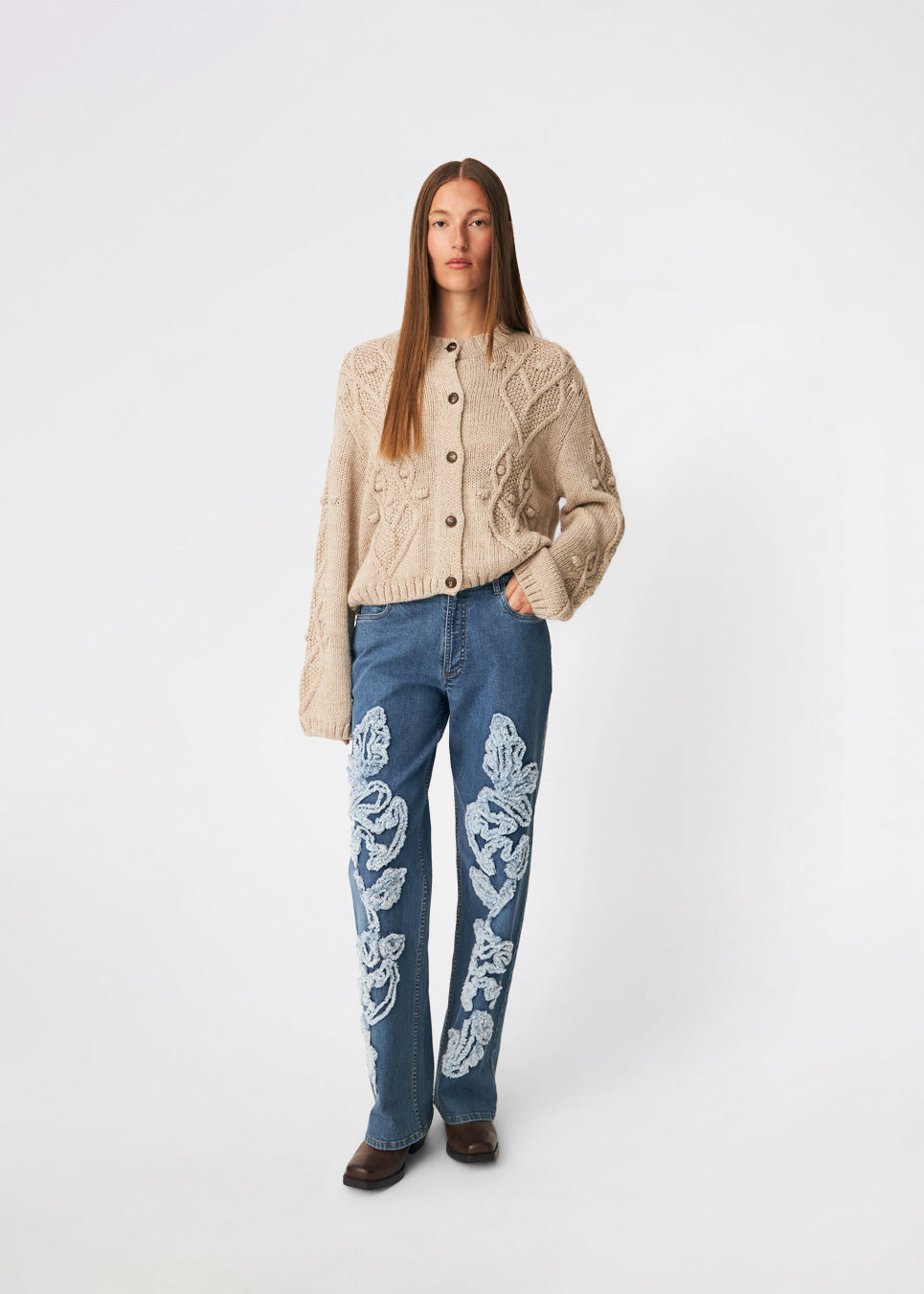 DahliaMD Cardigan er en kort cardigan med løs pasform og rund hals. Designet har gennemgående knaplukning, lange ærmer og dekorative strikdetaljer foran og langs ærmerne. Style den med jeans eller klassiske bukser til et afslappet hverdagslook. Modellen er 175 cm høj og bruger størrelse S/36.