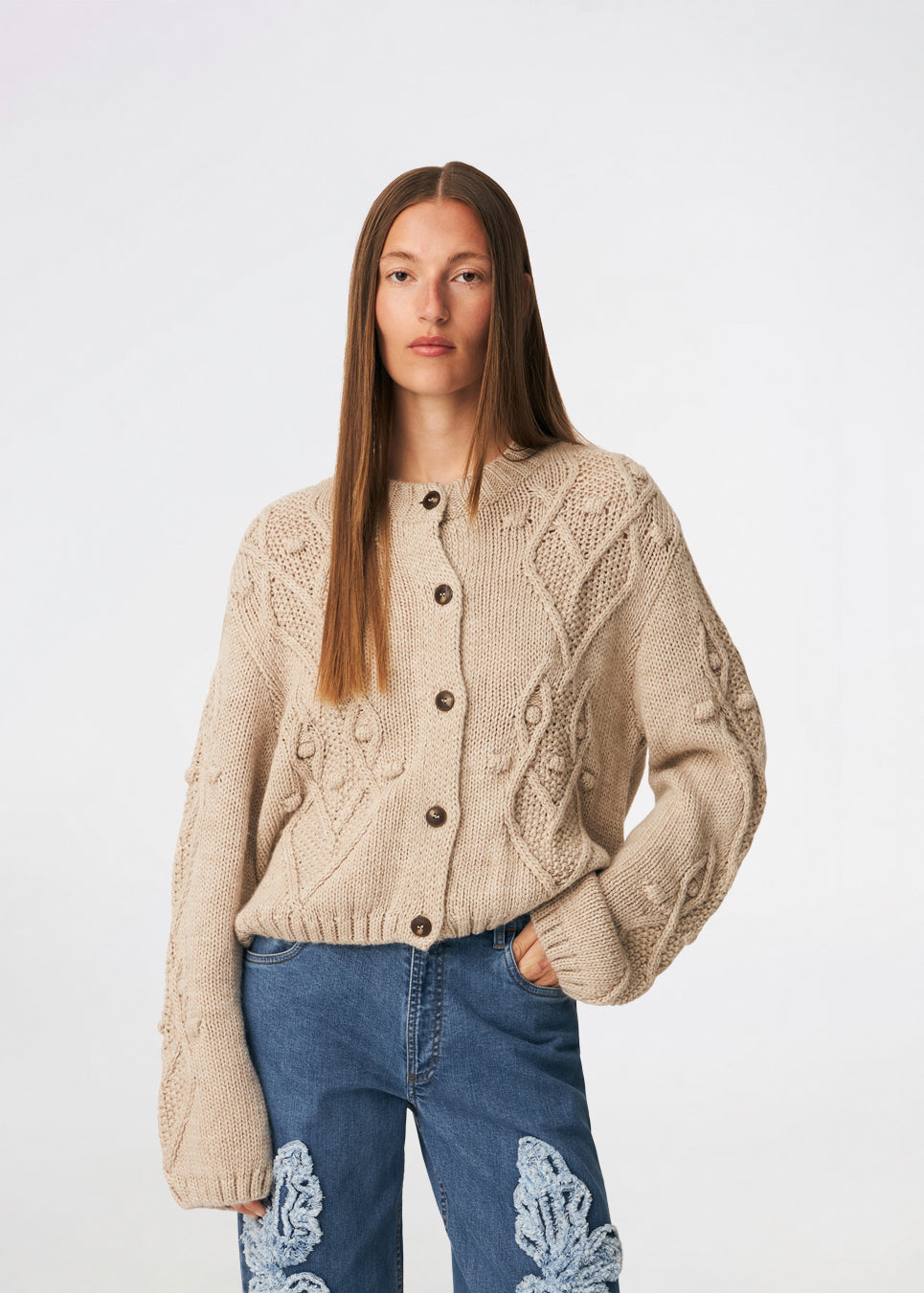 DahliaMD Cardigan er en kort cardigan med løs pasform og rund hals. Designet har gennemgående knaplukning, lange ærmer og dekorative strikdetaljer foran og langs ærmerne. Style den med jeans eller klassiske bukser til et afslappet hverdagslook. Modellen er 175 cm høj og bruger størrelse S/36.