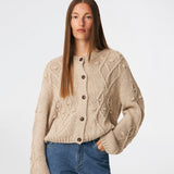 DahliaMD Cardigan er en kort cardigan med løs pasform og rund hals. Designet har gennemgående knaplukning, lange ærmer og dekorative strikdetaljer foran og langs ærmerne. Style den med jeans eller klassiske bukser til et afslappet hverdagslook. Modellen er 175 cm høj og bruger størrelse S/36.