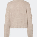 DahliaMD Cardigan er en kort cardigan med løs pasform og rund hals. Designet har gennemgående knaplukning, lange ærmer og dekorative strikdetaljer foran og langs ærmerne. Style den med jeans eller klassiske bukser til et afslappet hverdagslook. Modellen er 175 cm høj og bruger størrelse S/36.