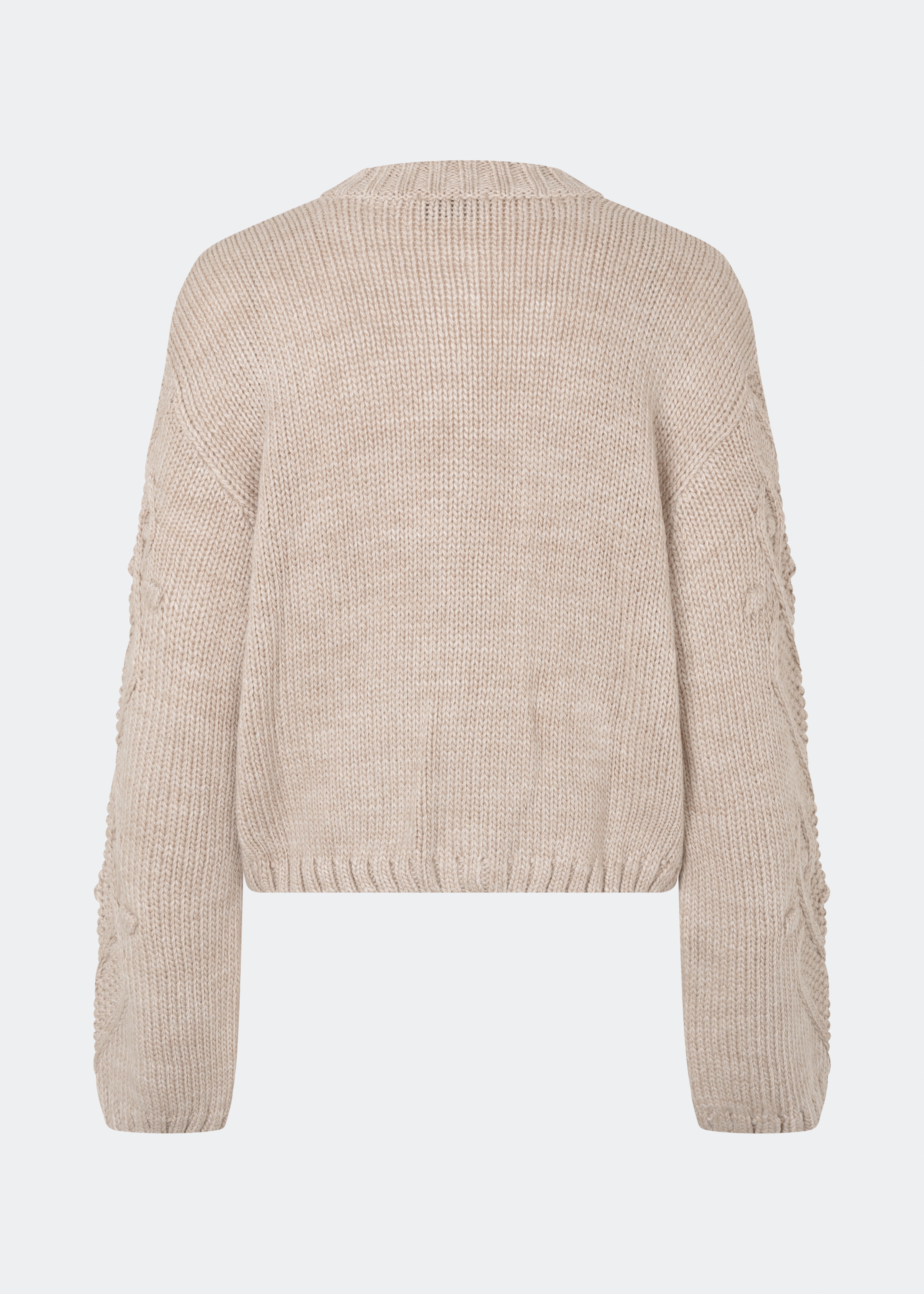 DahliaMD Cardigan er en kort cardigan med løs pasform og rund hals. Designet har gennemgående knaplukning, lange ærmer og dekorative strikdetaljer foran og langs ærmerne. Style den med jeans eller klassiske bukser til et afslappet hverdagslook. Modellen er 175 cm høj og bruger størrelse S/36.