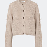 DahliaMD Cardigan er en kort cardigan med løs pasform og rund hals. Designet har gennemgående knaplukning, lange ærmer og dekorative strikdetaljer foran og langs ærmerne. Style den med jeans eller klassiske bukser til et afslappet hverdagslook. Modellen er 175 cm høj og bruger størrelse S/36.