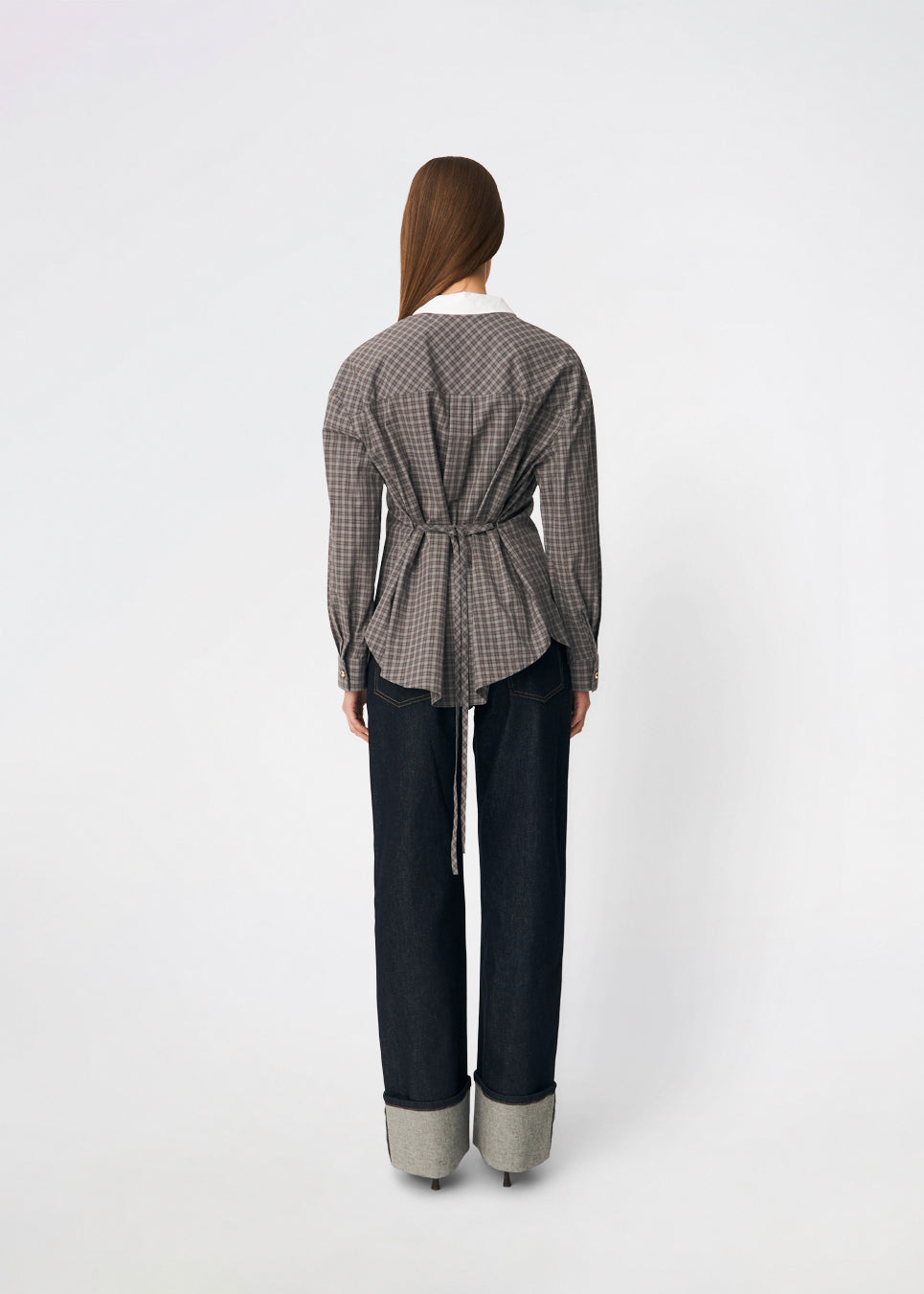 Damarismd Shirt er en feminin skjorte i et klassisk ternet mønster med en markant kontrastkrave, der tilfører et moderne udtryk. Den har en afslappet pasform, skjult knaplukning og et justerbart bindebånd i taljen, som gør det muligt at skabe en mere defineret silhuet. En alsidig style, der fungerer både til hverdagsbrug og mere velklædte looks.