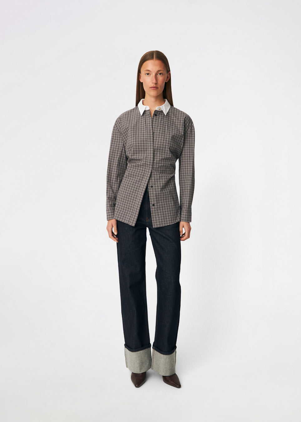 Damarismd Shirt er en feminin skjorte i et klassisk ternet mønster med en markant kontrastkrave, der tilfører et moderne udtryk. Den har en afslappet pasform, skjult knaplukning og et justerbart bindebånd i taljen, som gør det muligt at skabe en mere defineret silhuet. En alsidig style, der fungerer både til hverdagsbrug og mere velklædte looks.