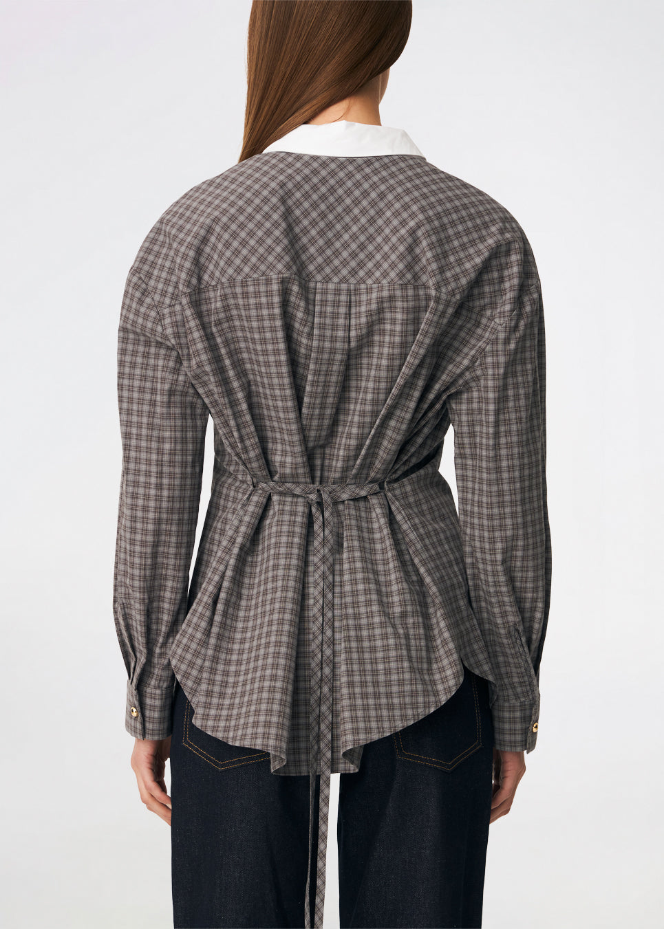 Damarismd Shirt er en feminin skjorte i et klassisk ternet mønster med en markant kontrastkrave, der tilfører et moderne udtryk. Den har en afslappet pasform, skjult knaplukning og et justerbart bindebånd i taljen, som gør det muligt at skabe en mere defineret silhuet. En alsidig style, der fungerer både til hverdagsbrug og mere velklædte looks.