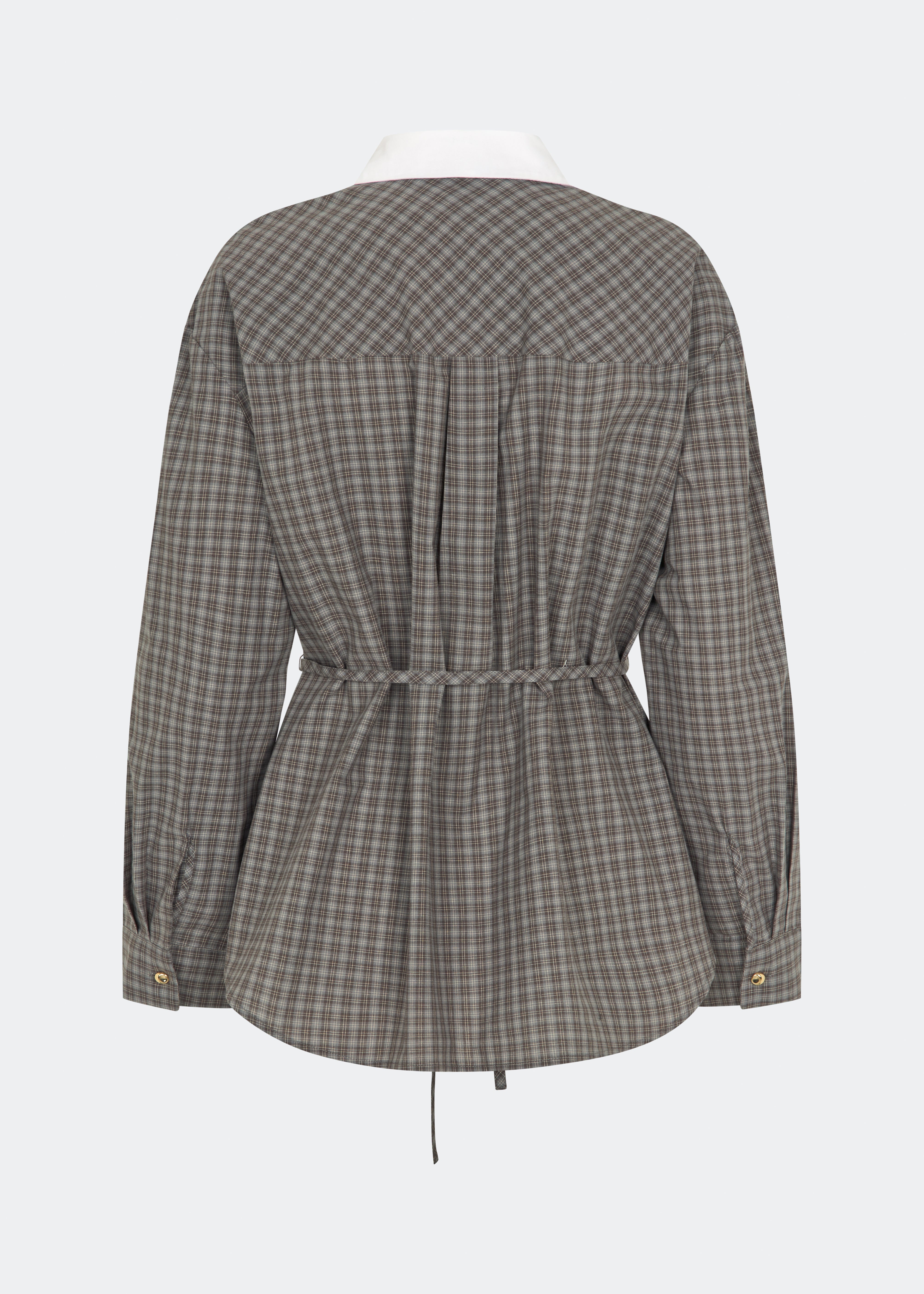 Damarismd Shirt er en feminin skjorte i et klassisk ternet mønster med en markant kontrastkrave, der tilfører et moderne udtryk. Den har en afslappet pasform, skjult knaplukning og et justerbart bindebånd i taljen, som gør det muligt at skabe en mere defineret silhuet. En alsidig style, der fungerer både til hverdagsbrug og mere velklædte looks.