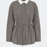 Damarismd Shirt er en feminin skjorte i et klassisk ternet mønster med en markant kontrastkrave, der tilfører et moderne udtryk. Den har en afslappet pasform, skjult knaplukning og et justerbart bindebånd i taljen, som gør det muligt at skabe en mere defineret silhuet. En alsidig style, der fungerer både til hverdagsbrug og mere velklædte looks.