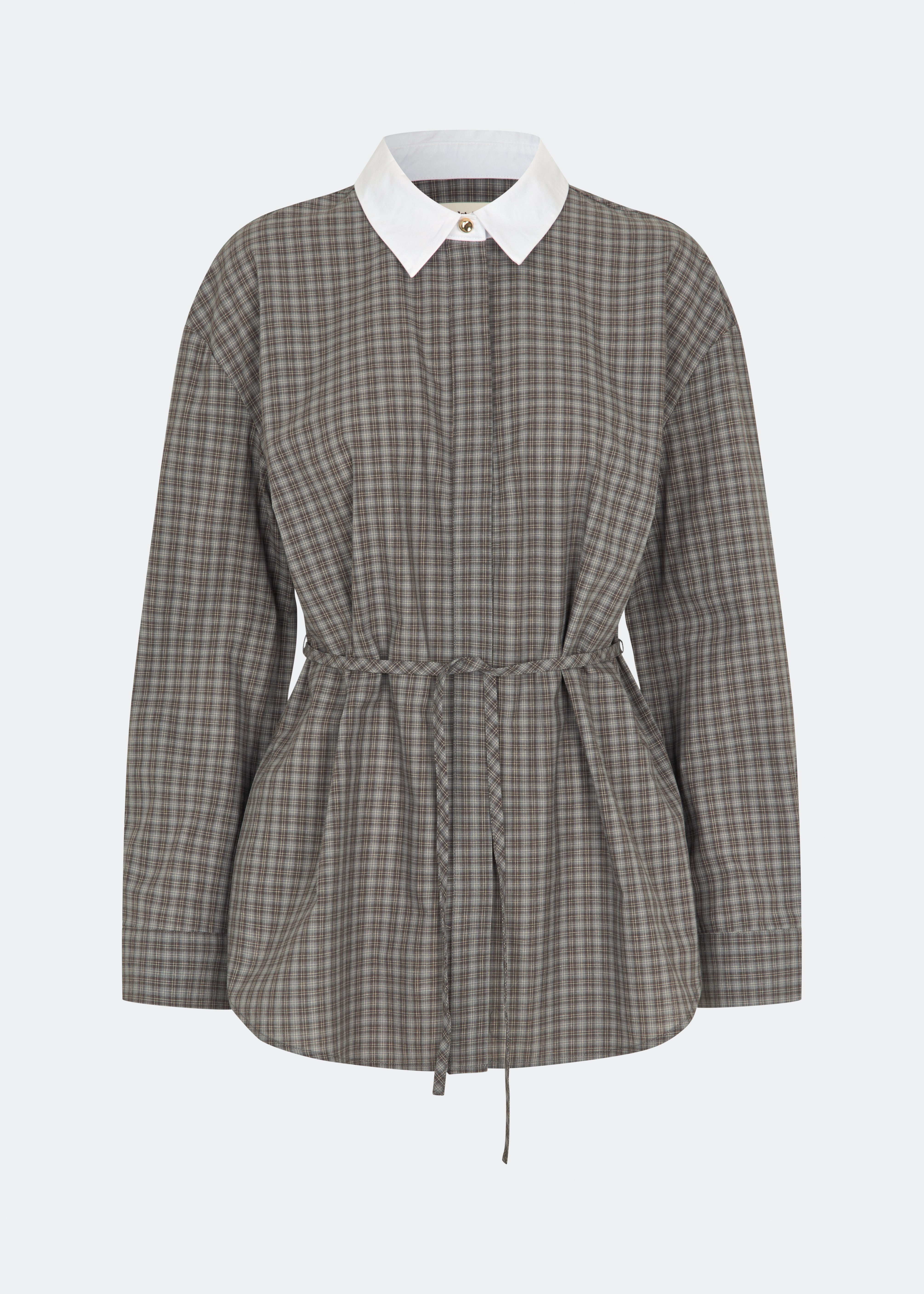 Damarismd Shirt er en feminin skjorte i et klassisk ternet mønster med en markant kontrastkrave, der tilfører et moderne udtryk. Den har en afslappet pasform, skjult knaplukning og et justerbart bindebånd i taljen, som gør det muligt at skabe en mere defineret silhuet. En alsidig style, der fungerer både til hverdagsbrug og mere velklædte looks.