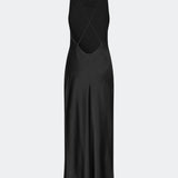 DanillaMD Dress er en lang satin-kjole med en elegant, figurnær silhuet. Designet har en lige halsudskæring, tynde stropper og draperede detaljer i siden, som skaber et blødt fald. Den åbne ryg med fine krydsende stropper tilfører et feminint udtryk. Style den med hæle og enkle accessories til særlige anledninger. Modellen er 175 cm høj og bruger størrelse S/36.