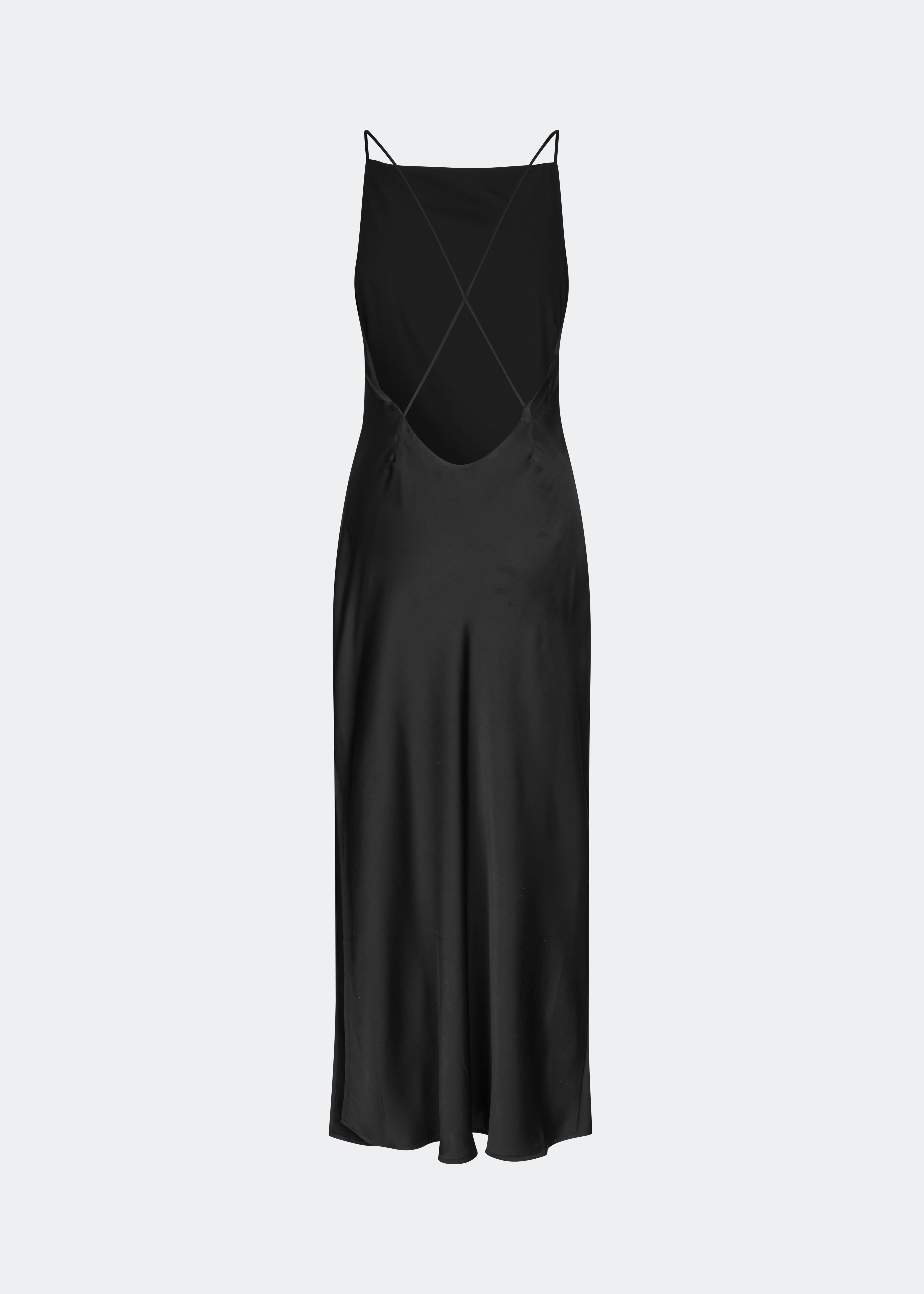 DanillaMD Dress er en lang satin-kjole med en elegant, figurnær silhuet. Designet har en lige halsudskæring, tynde stropper og draperede detaljer i siden, som skaber et blødt fald. Den åbne ryg med fine krydsende stropper tilfører et feminint udtryk. Style den med hæle og enkle accessories til særlige anledninger. Modellen er 175 cm høj og bruger størrelse S/36.
