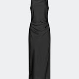 DanillaMD Dress er en lang satin-kjole med en elegant, figurnær silhuet. Designet har en lige halsudskæring, tynde stropper og draperede detaljer i siden, som skaber et blødt fald. Den åbne ryg med fine krydsende stropper tilfører et feminint udtryk. Style den med hæle og enkle accessories til særlige anledninger. Modellen er 175 cm høj og bruger størrelse S/36.
