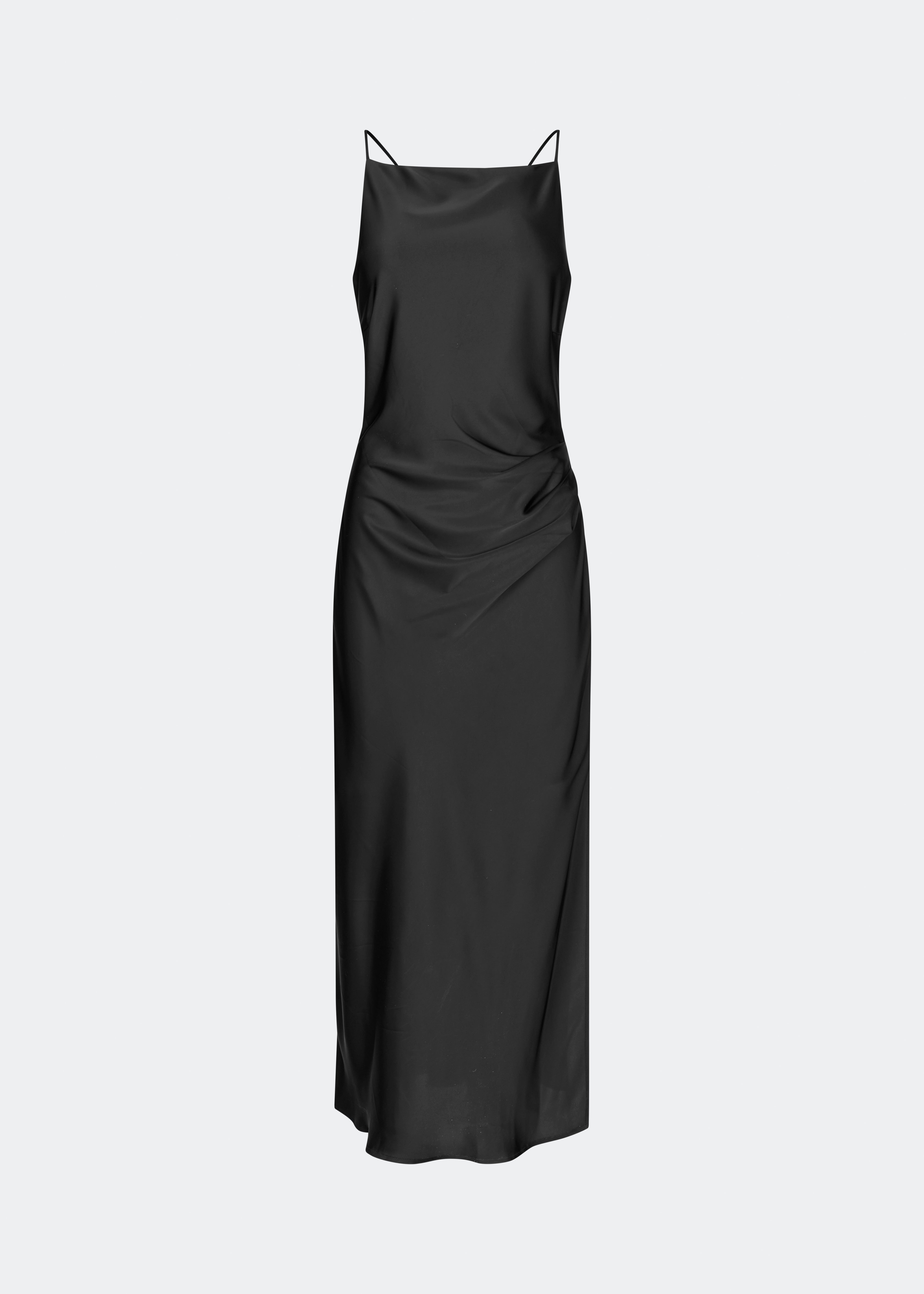 DanillaMD Dress er en lang satin-kjole med en elegant, figurnær silhuet. Designet har en lige halsudskæring, tynde stropper og draperede detaljer i siden, som skaber et blødt fald. Den åbne ryg med fine krydsende stropper tilfører et feminint udtryk. Style den med hæle og enkle accessories til særlige anledninger. Modellen er 175 cm høj og bruger størrelse S/36.
