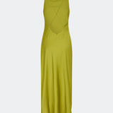 DanillaMD Dress er en lang satin-kjole med en elegant, figurnær silhuet. Designet har en lige halsudskæring, tynde stropper og draperede detaljer i siden, som skaber et blødt fald. Den åbne ryg med fine krydsende stropper tilfører et feminint udtryk. Style den med hæle og enkle accessories til særlige anledninger. Modellen er 175 cm høj og bruger størrelse S/36.