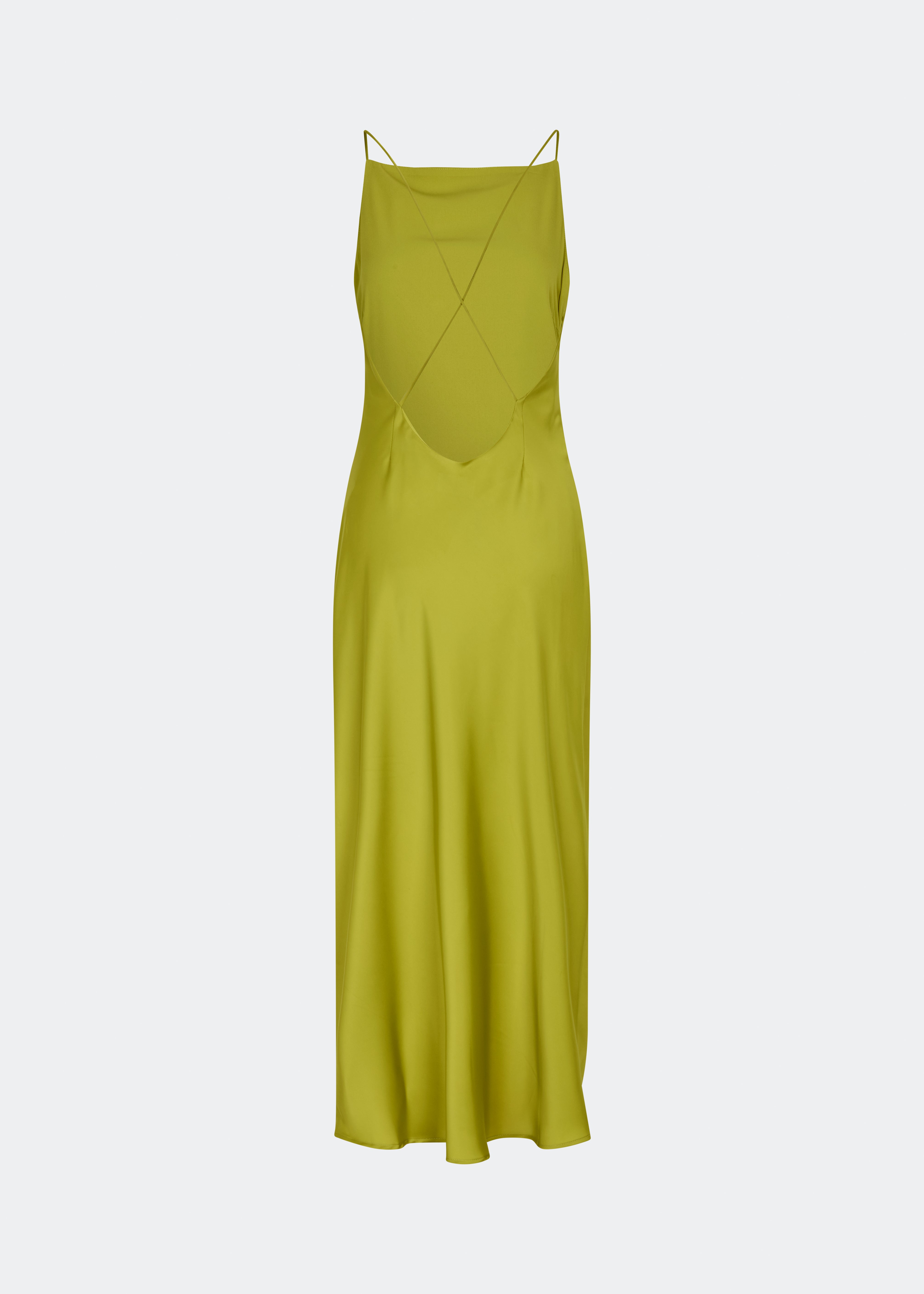 DanillaMD Dress er en lang satin-kjole med en elegant, figurnær silhuet. Designet har en lige halsudskæring, tynde stropper og draperede detaljer i siden, som skaber et blødt fald. Den åbne ryg med fine krydsende stropper tilfører et feminint udtryk. Style den med hæle og enkle accessories til særlige anledninger. Modellen er 175 cm høj og bruger størrelse S/36.