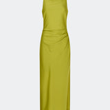 DanillaMD Dress er en lang satin-kjole med en elegant, figurnær silhuet. Designet har en lige halsudskæring, tynde stropper og draperede detaljer i siden, som skaber et blødt fald. Den åbne ryg med fine krydsende stropper tilfører et feminint udtryk. Style den med hæle og enkle accessories til særlige anledninger. Modellen er 175 cm høj og bruger størrelse S/36.