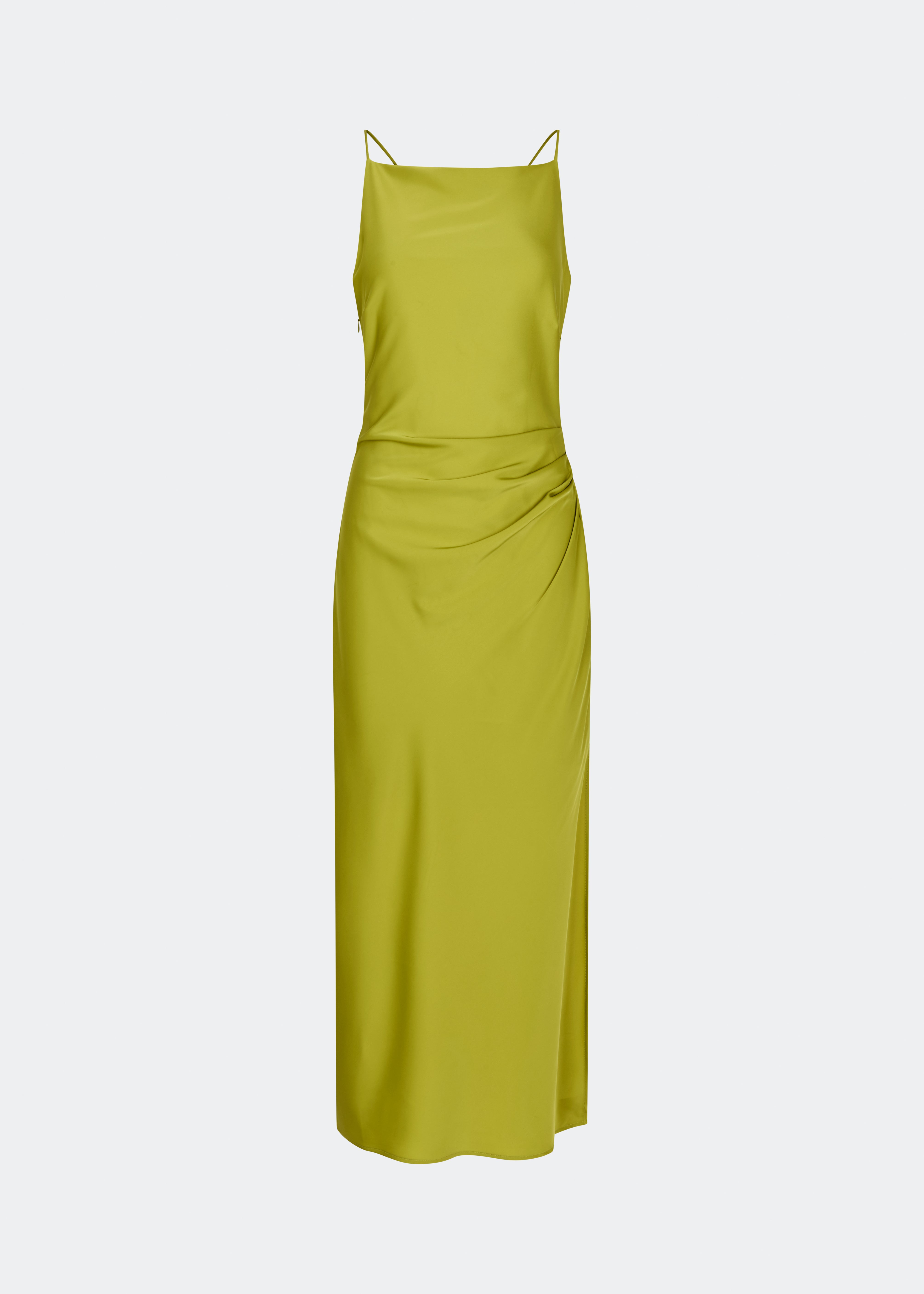 DanillaMD Dress er en lang satin-kjole med en elegant, figurnær silhuet. Designet har en lige halsudskæring, tynde stropper og draperede detaljer i siden, som skaber et blødt fald. Den åbne ryg med fine krydsende stropper tilfører et feminint udtryk. Style den med hæle og enkle accessories til særlige anledninger. Modellen er 175 cm høj og bruger størrelse S/36.