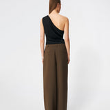 DanillaMD Top er en asymmetrisk satin-top med en tætsiddende silhuet og én skulder. Designet har bløde draperinger og bindebånd i siden, som skaber en feminin detalje og giver mulighed for at justere pasformen. Style den med skræddersyede bukser eller en lang nederdel til både hverdag og særlige anledninger. Modellen er 175 cm høj og bruger størrelse S/36.