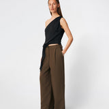 DanillaMD Top er en asymmetrisk satin-top med en tætsiddende silhuet og én skulder. Designet har bløde draperinger og bindebånd i siden, som skaber en feminin detalje og giver mulighed for at justere pasformen. Style den med skræddersyede bukser eller en lang nederdel til både hverdag og særlige anledninger. Modellen er 175 cm høj og bruger størrelse S/36.