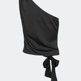 DanillaMD Top er en asymmetrisk satin-top med en tætsiddende silhuet og én skulder. Designet har bløde draperinger og bindebånd i siden, som skaber en feminin detalje og giver mulighed for at justere pasformen. Style den med skræddersyede bukser eller en lang nederdel til både hverdag og særlige anledninger. Modellen er 175 cm høj og bruger størrelse S/36.