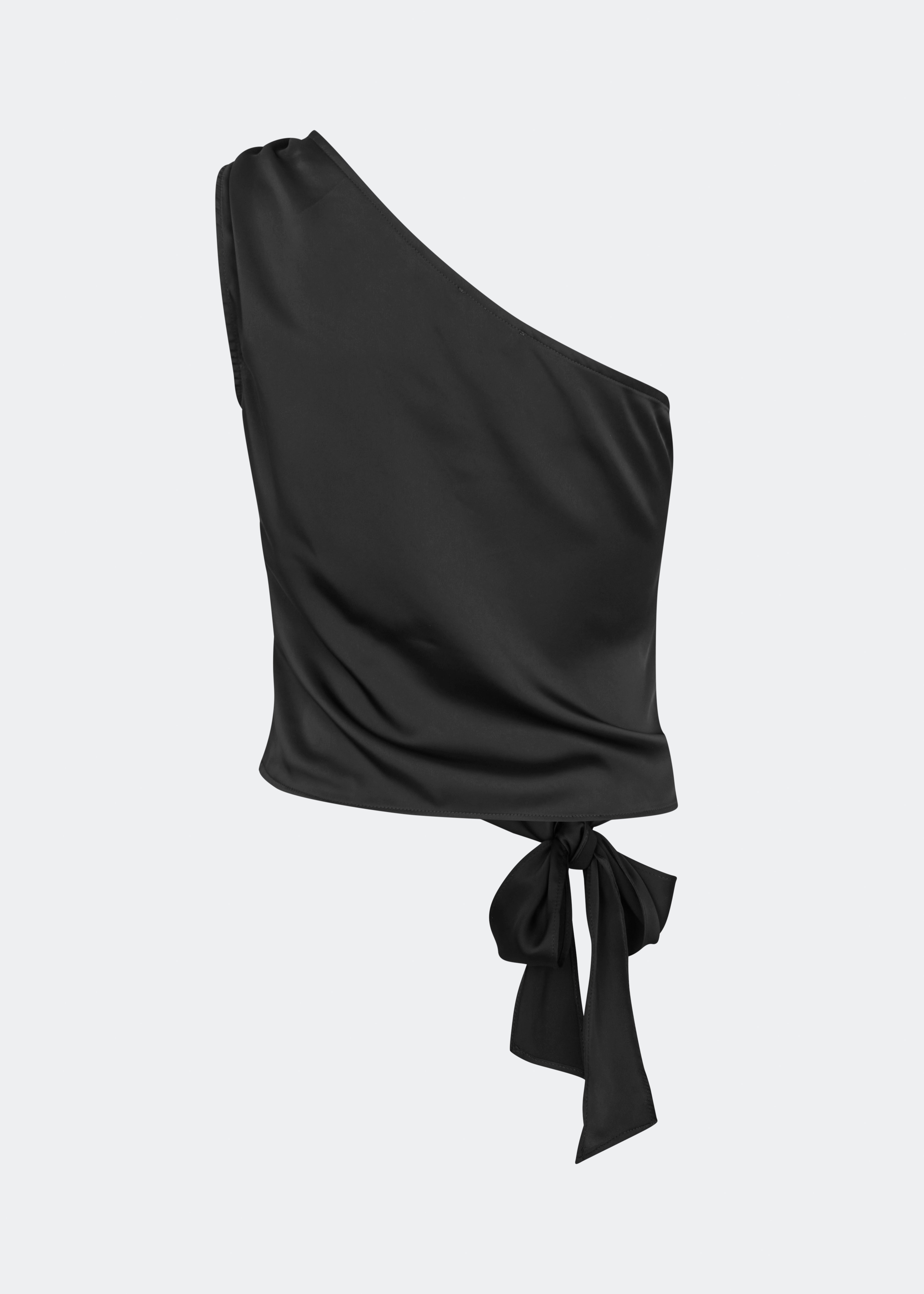 DanillaMD Top er en asymmetrisk satin-top med en tætsiddende silhuet og én skulder. Designet har bløde draperinger og bindebånd i siden, som skaber en feminin detalje og giver mulighed for at justere pasformen. Style den med skræddersyede bukser eller en lang nederdel til både hverdag og særlige anledninger. Modellen er 175 cm høj og bruger størrelse S/36.
